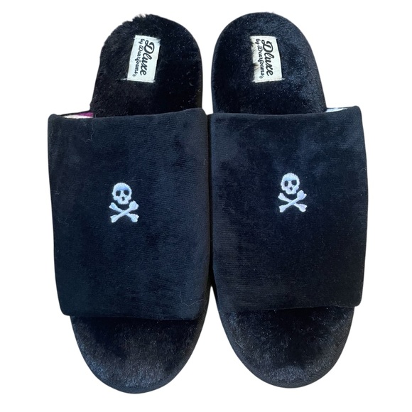 Deluxe by Dearfoams Skull Crossbones fuzzy slippers NWT - Picture 1 of 5
